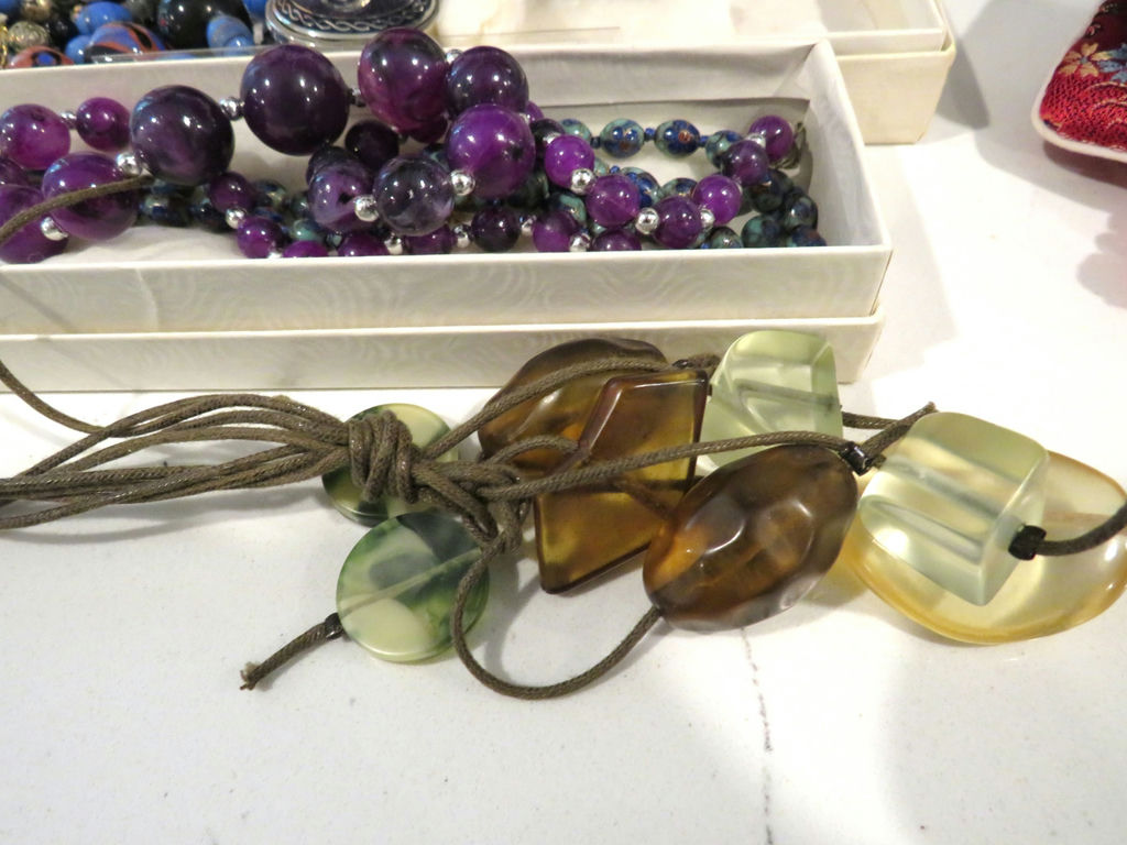 Mixed lot of Costume Jewelry Necklaces  - image 6 of 7