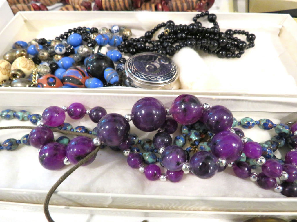 Mixed lot of Costume Jewelry Necklaces - image 7 of 7