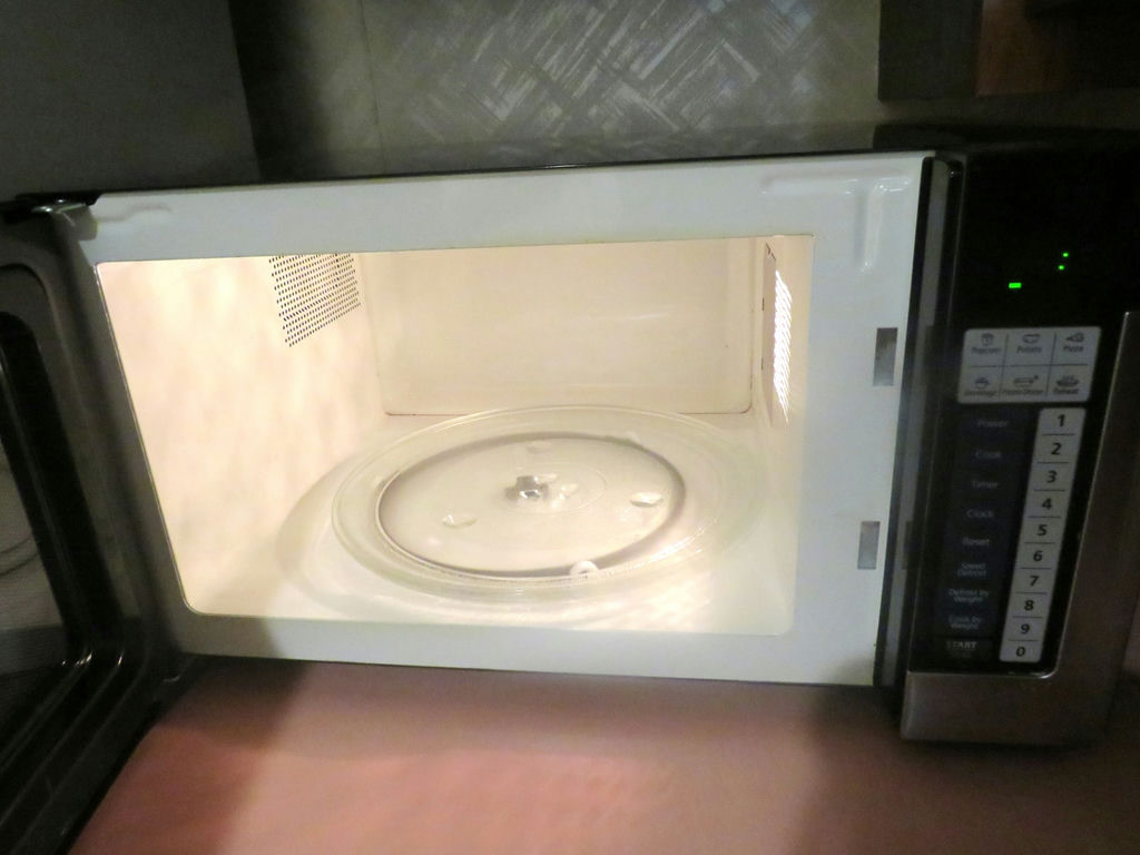 Oster Model OGG61101 Microwave 1000 Watt - image 4 of 6