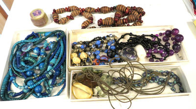 Mixed lot of Costume Jewelry Necklaces - Image 1 of 7