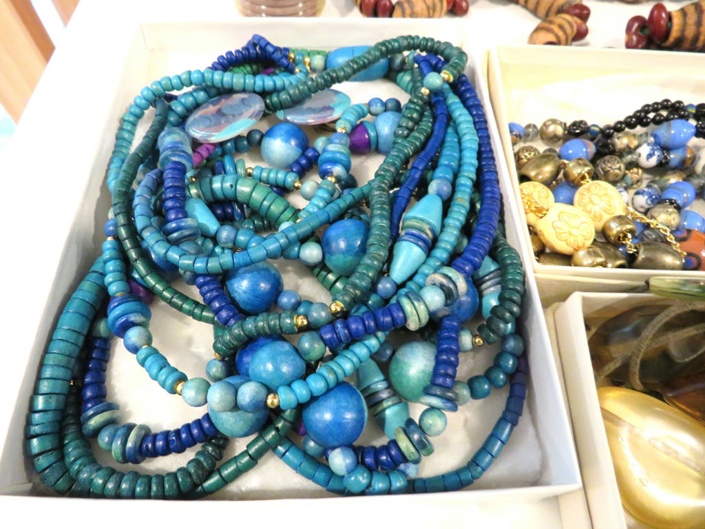 Mixed lot of Costume Jewelry Necklaces  - image 4 of 7