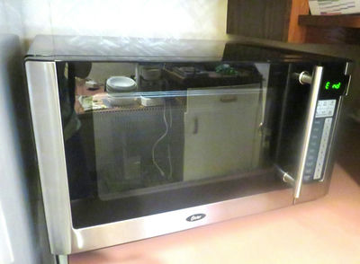 Oster Model OGG61101 Microwave 1000 Watt - Image 1 of 6
