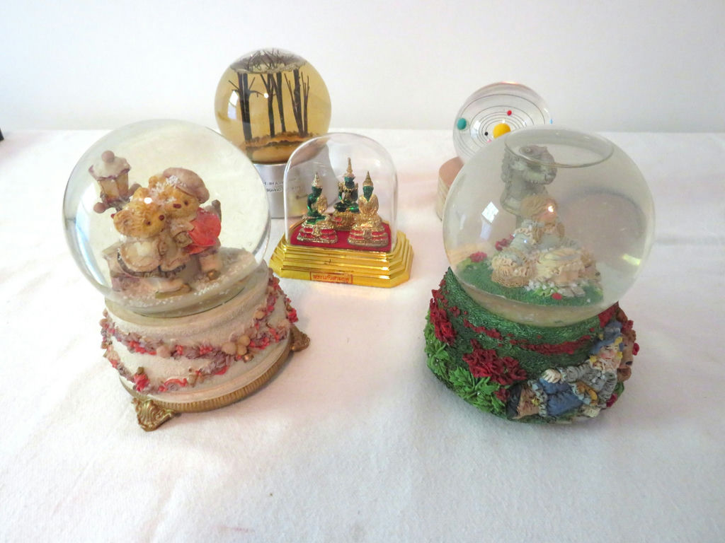 Variety of Globes, 1 not working/no lights - image 1 of 8