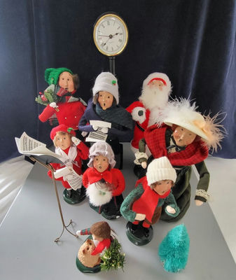 Byers' Choice The Carolers Christmas figurine collection - Image 1 of 22