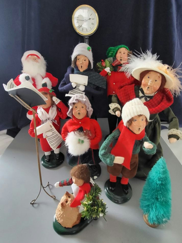 Byers' Choice The Carolers Christmas figurine collection - image 2 of 22