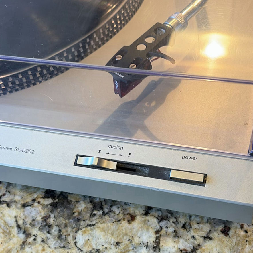 Technics SL-D202 Turntable with Dust Cover - image 4 of 9