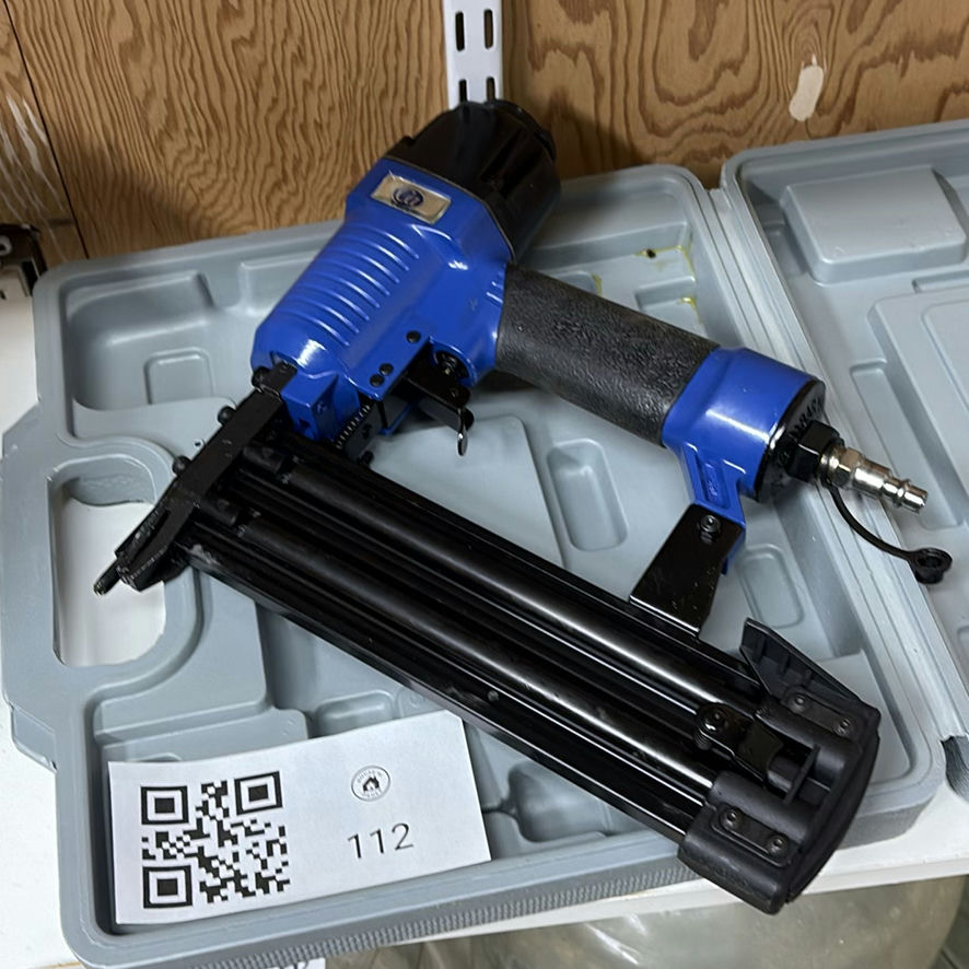 Crispo Canada APF1850 Pneumatic Brad Nailer with Case - image 6 of 8