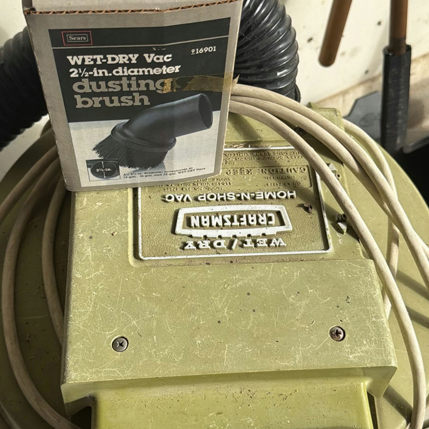 Scotts lawn care products, garden watering accessories, and assorted yard tools - image 6 of 9