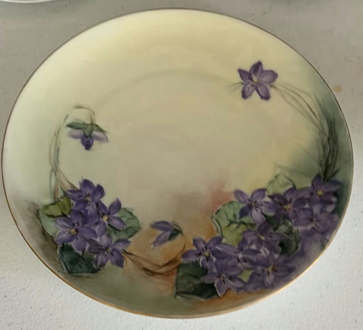 Assorted Ceramic and Glass Serveware and Decorative Pieces - image 11 of 19