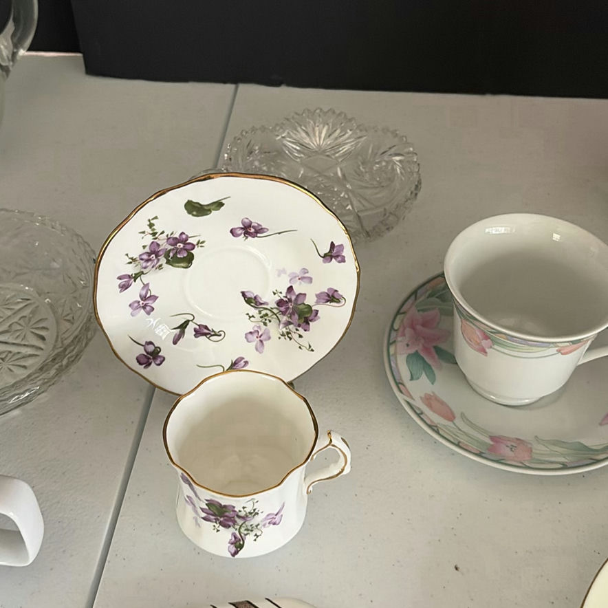Assorted Ceramic and Glass Serveware and Decorative Pieces - image 5 of 19