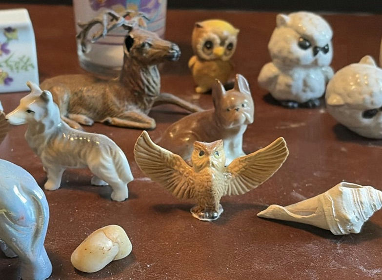Mixed Ceramic Animal Figurines, Seashells, and Decorative Items - image 6 of 10