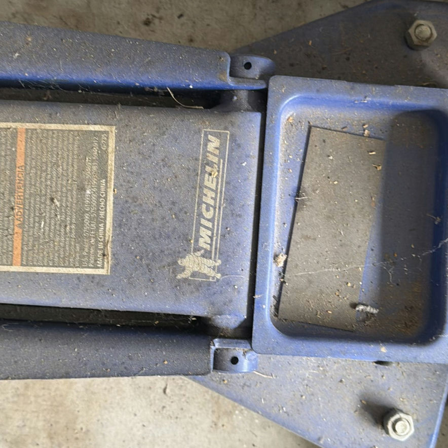 Michelin 3-1/2 Ton Hydraulic Floor Jack - image 4 of 4