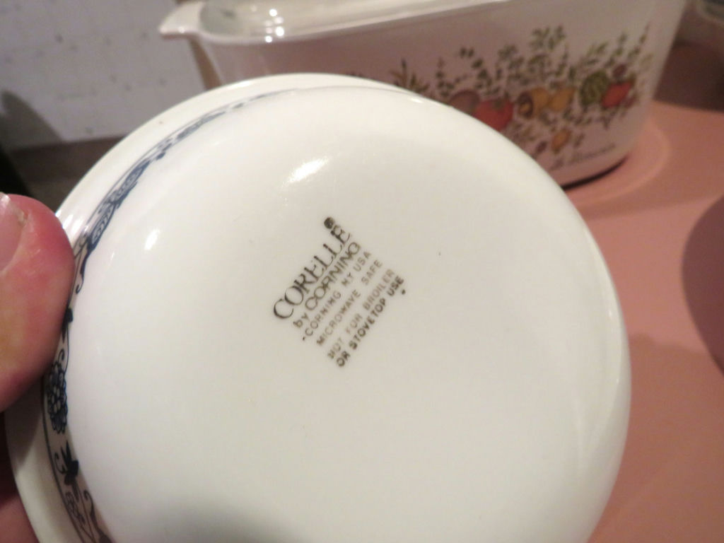Corelle Covered Casserole with Lots of Bowls - image 5 of 7