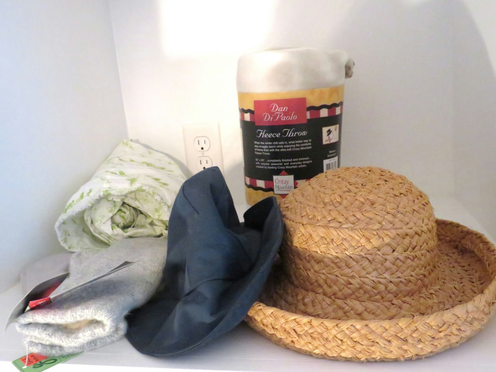 Women's Kaminski Straw Hat PJ's in a Bag Mittins Throw  - image 2 of 9