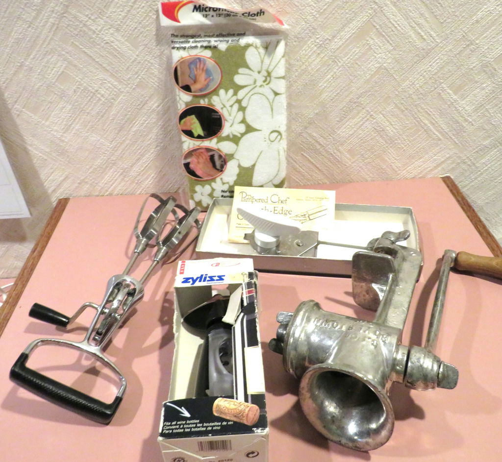 Kitchen Meat Grinder and Assorted Kitchen Tools - image 1 of 6