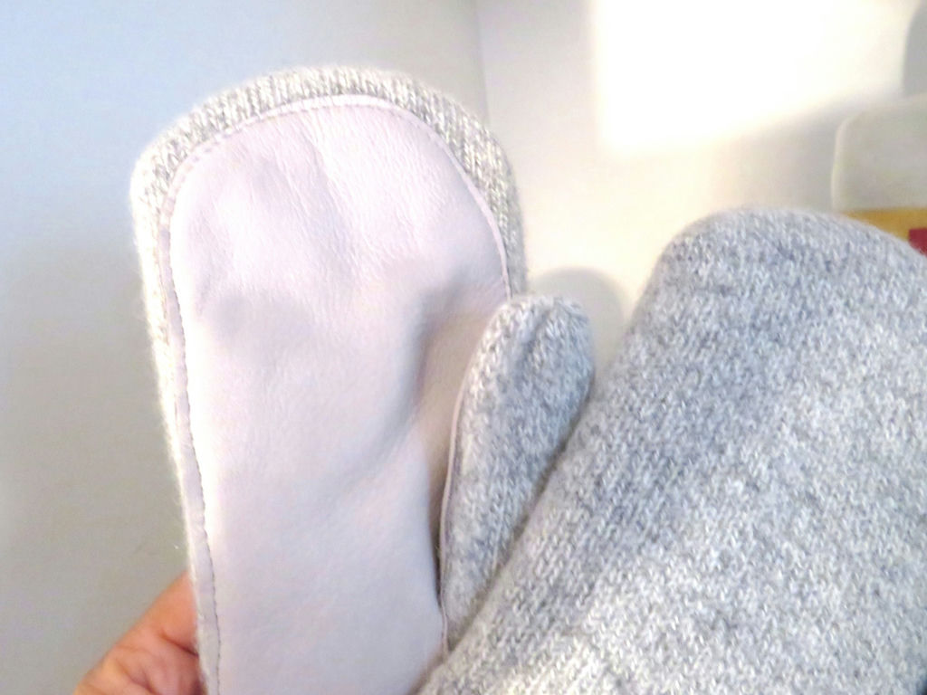 Women's Kaminski Straw Hat PJ's in a Bag Mittins Throw  - image 4 of 9