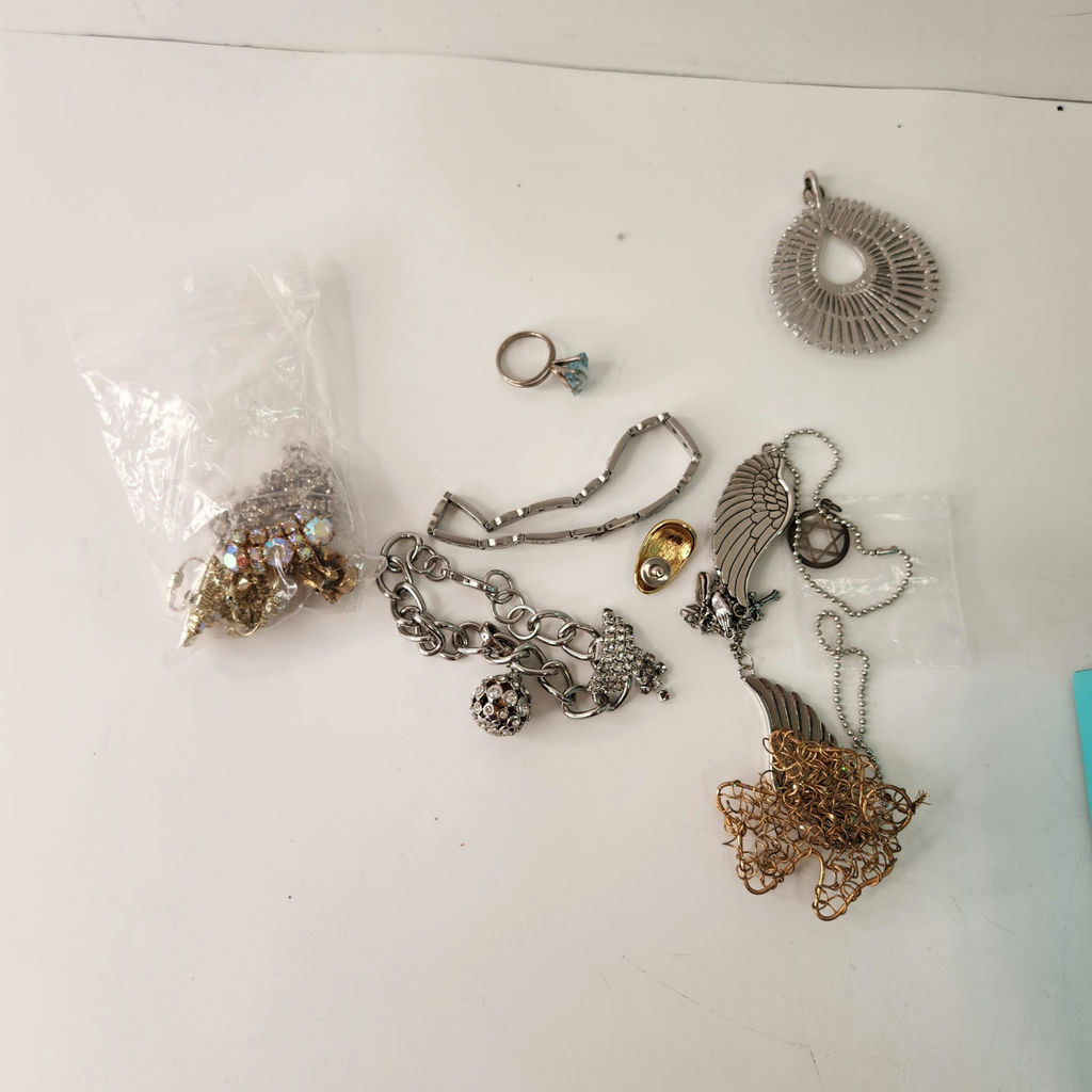 Assorted Costume Jewelry Necklaces Chains Bracelets Earrings - image 4 of 6