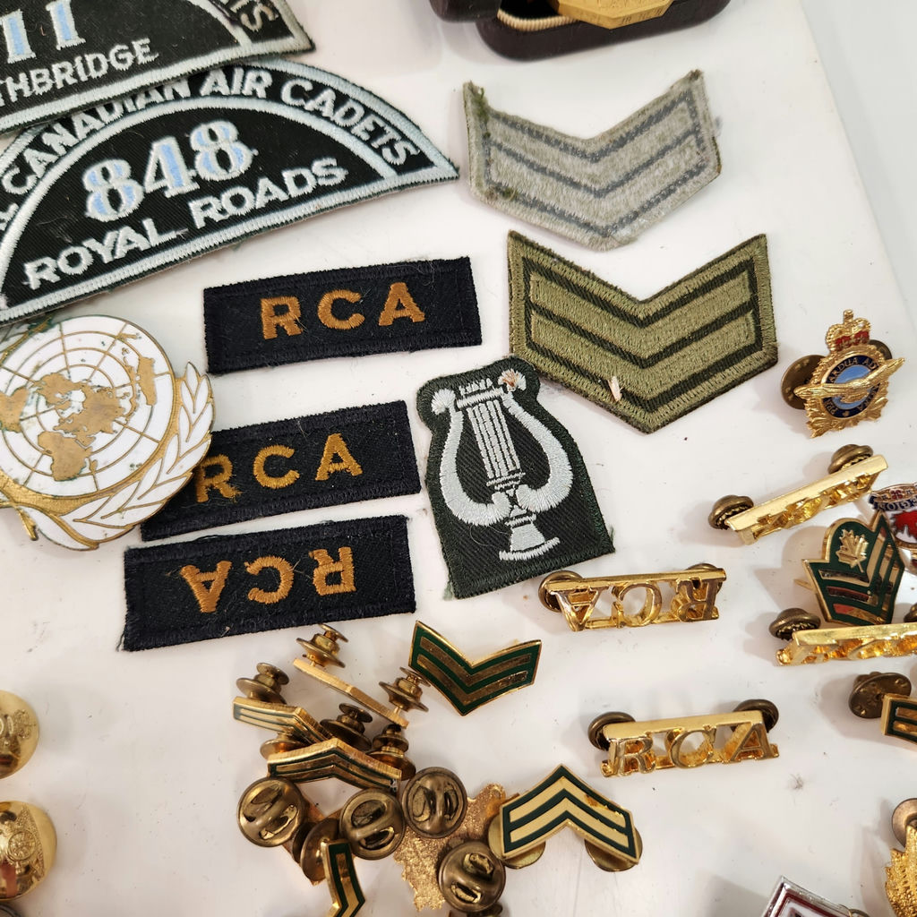 1990s Royal Canadian Army Ammo Pouches, Patches, Pins, Service Medal, Epaulettes - image 9 of 10