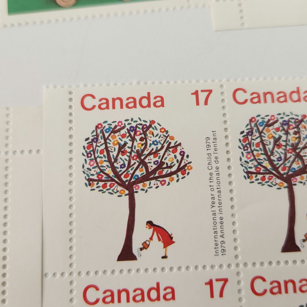 111 Canada Post 1979 Christmas Year of the Child Stamps 17 Cent - image 5 of 6