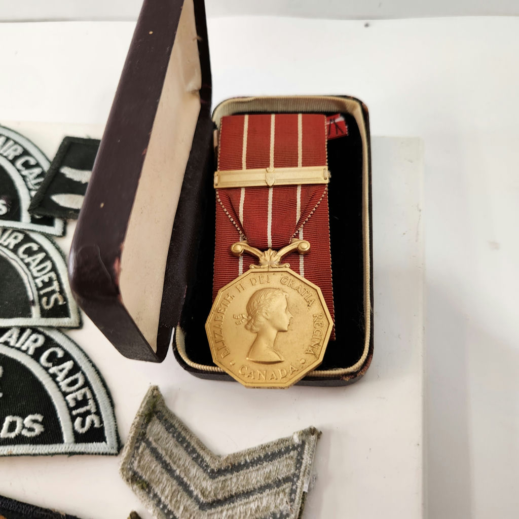 1990s Royal Canadian Army Ammo Pouches, Patches, Pins, Service Medal, Epaulettes - image 10 of 10