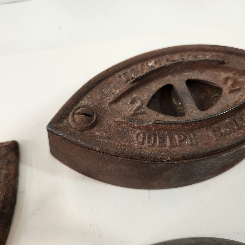 Vintage Sad Irons - image 4 of 9
