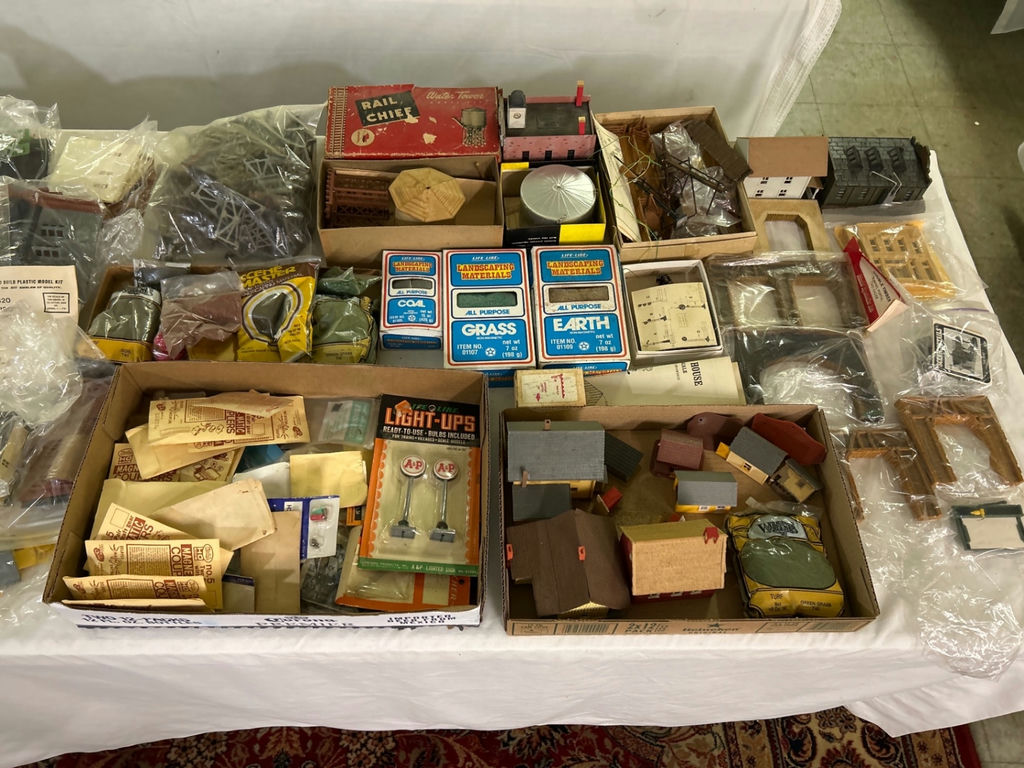 Huge Lot of HO Train Parts and Accessories - image 7 of 18