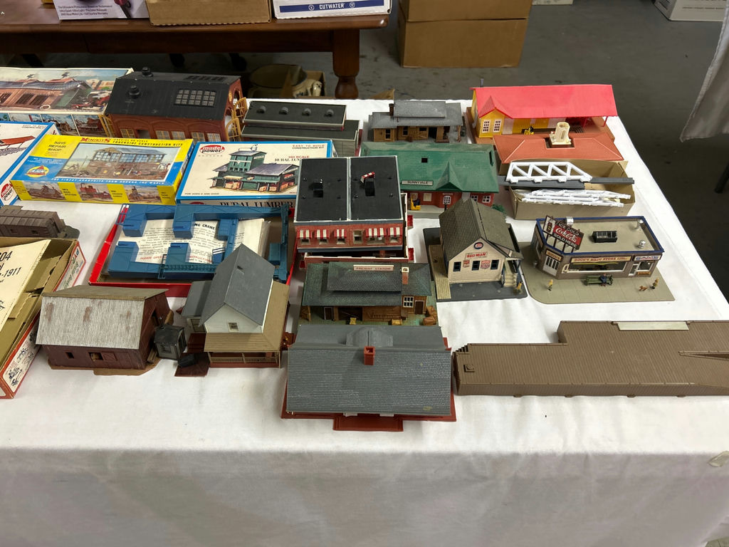Huge Lot of HO Train Parts and Accessories - image 17 of 18