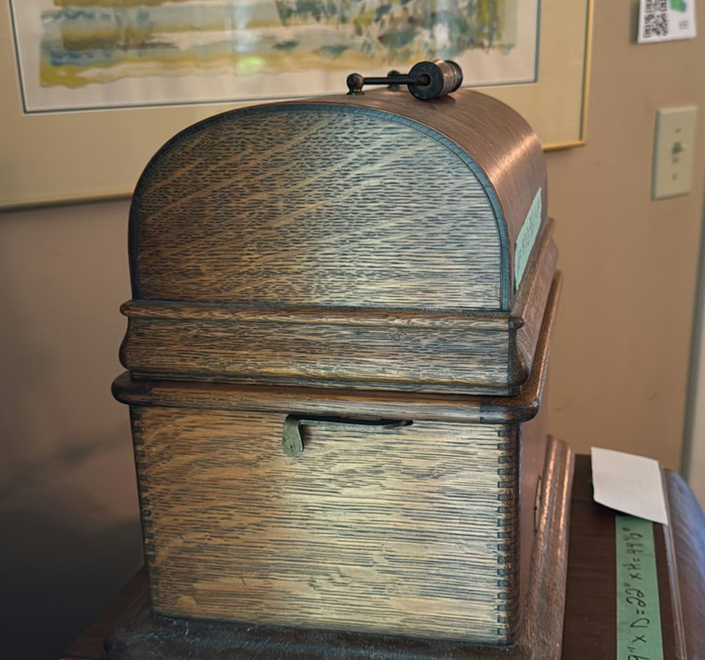 Antique Phonograph and Victrola - image 4 of 18