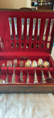 Coronation Pattern by Oneida Community Silverware in Chest - Image 1 of 10