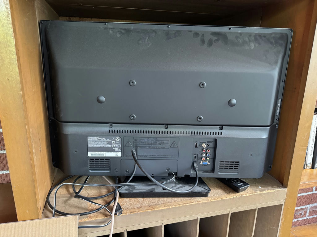 30” Sanyo TV - image 6 of 8