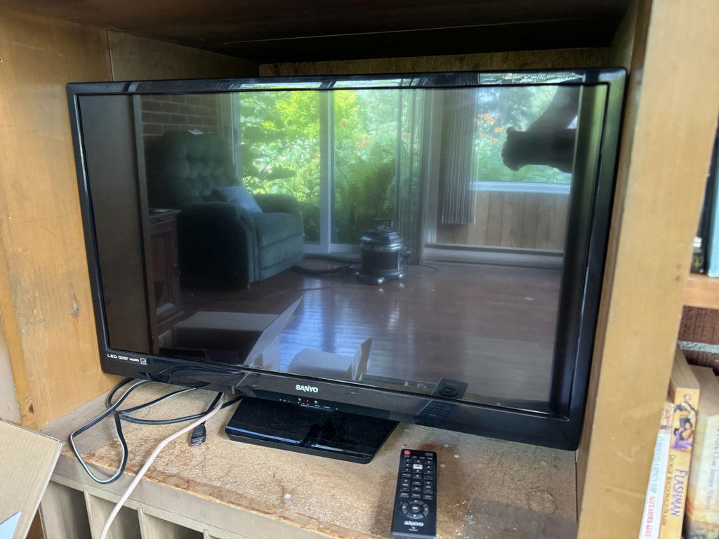 30” Sanyo TV - image 5 of 8