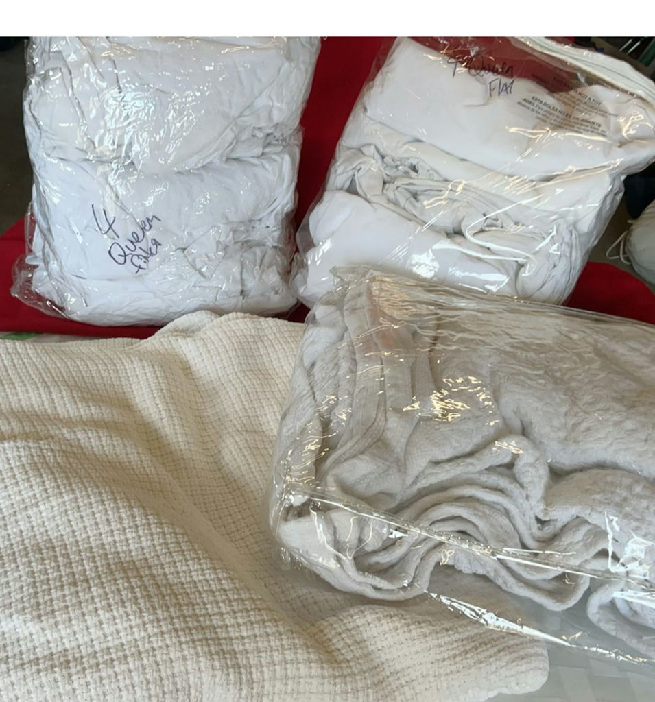 4 Sets Of Queen Size, White Linen Sheets, 2 Blankets - image 1 of 5