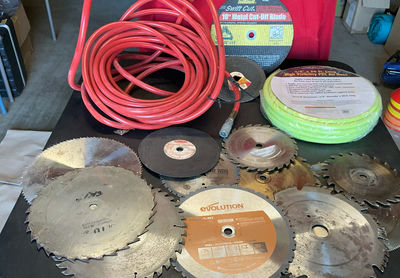 Assorted circular saw blades, grinding discs, and air hoses - Image 1 of 6