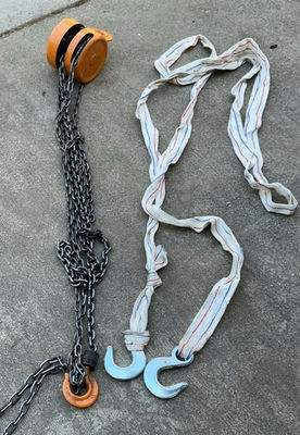 1-Ton chain hoist with lifting strap and hooks - Image 1 of 3