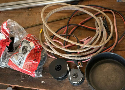 Assorted electrical fencing hardware, cords, rope, and containers - Image 1 of 7