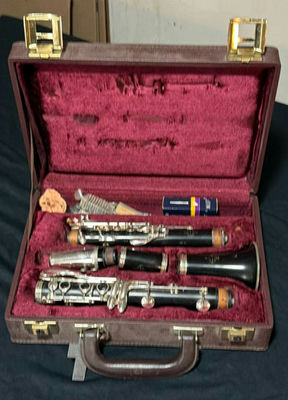 Bb clarinet in case with accessories - Image 1 of 7