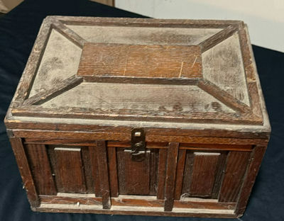 Vintage wooden shoe-care box with supplies - Image 1 of 4