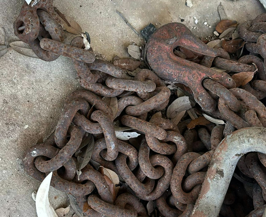 metal chains and shackles - image 2 of 4