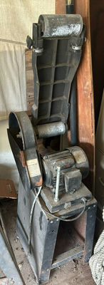 Vintage belt-driven sanding machine - Image 1 of 5