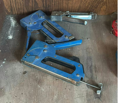 Blue and red handheld staple guns - Image 1 of 4