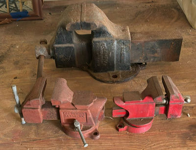Bench Vise Set: One Large Black Vise and Two Red Vises - Image 1 of 4