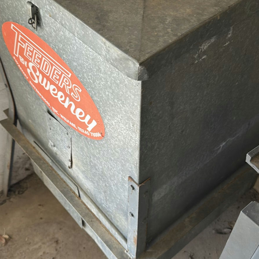 Sweeney Feeder metal livestock feeder - image 5 of 6