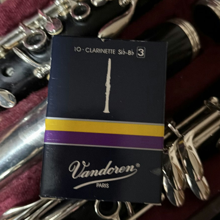 Bb clarinet in case with accessories - image 7 of 7