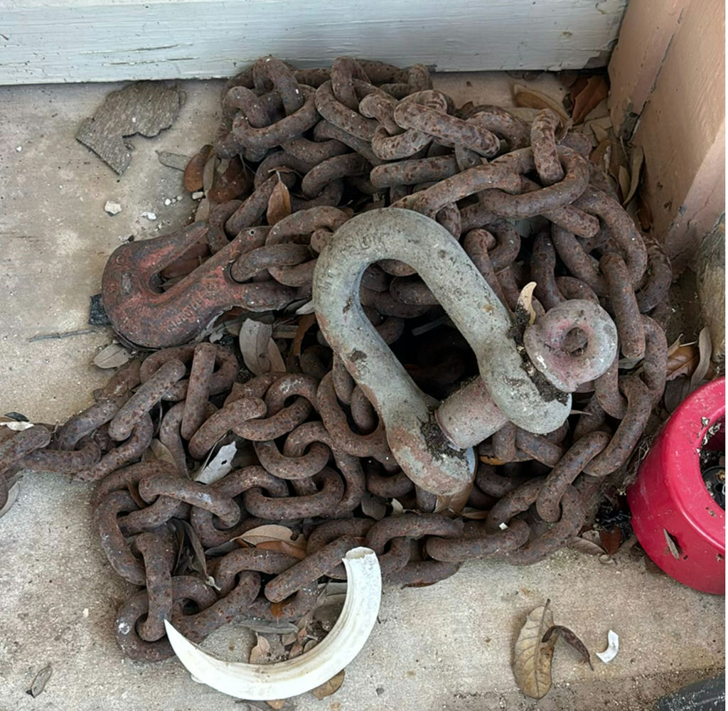 metal chains and shackles - image 1 of 4