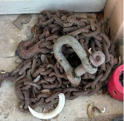 metal chains and shackles - Image 1 of 4
