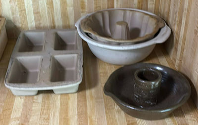 Assorted vintage bakeware and kitchen appliances - Image 1 of 10
