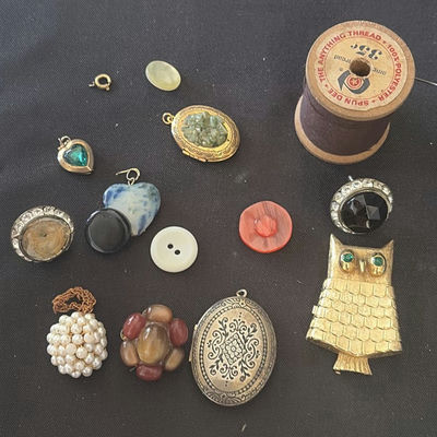 Assorted vintage jewelry components and accessories - Image 1 of 5