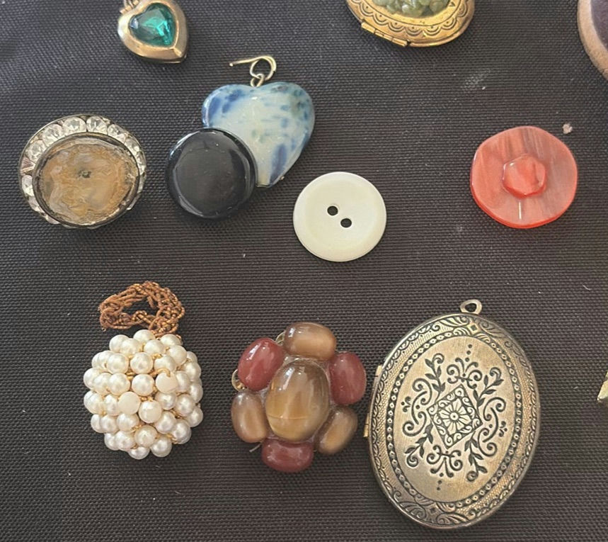 Assorted vintage jewelry components and accessories - image 2 of 5