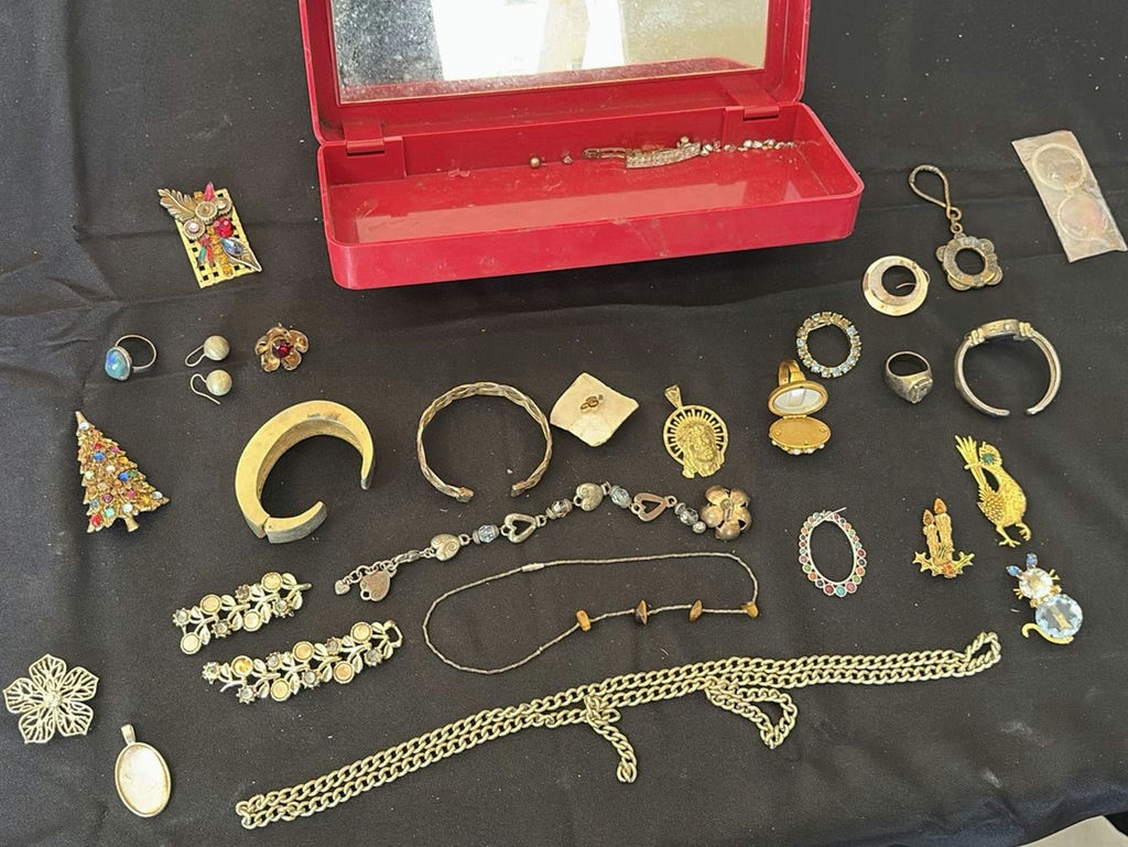 Assorted gold-toned jewelry collection - image 2 of 9