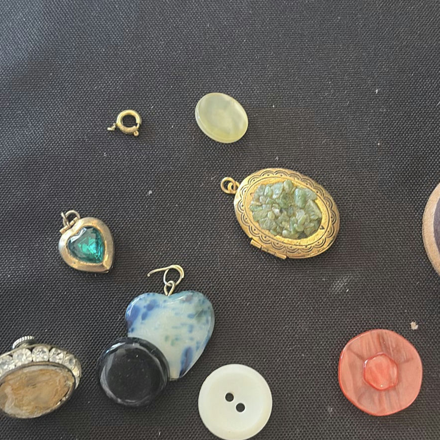 Assorted vintage jewelry components and accessories - image 3 of 5